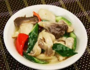 【小炒香菇黄瓜条】
食材：黄瓜、盐、香菇、花椒、干辣椒、葱
做法：1.黄瓜切条提前用盐腌约一个小时，挤去水分，泡好的香菇切条备用。2.炒锅热油炸香花椒，把花椒捞出扔掉，然后放切丝的小干辣椒、葱丝，炒出香味和辣味，放入香菇条翻炒一会，然后放入黄瓜条翻炒几下就好，酌量加盐