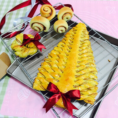 好久没发图了，圣诞节做的节日款面包。