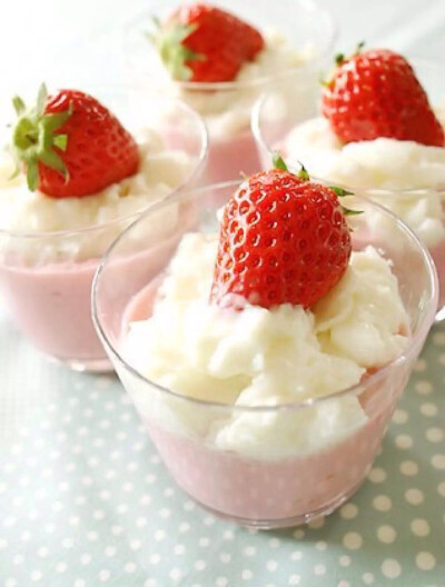 【冰冻草莓酸奶】材料：酸奶1杯、香草或草莓冰淇淋球1个、草莓浆30克、奶油与冰块各适量。制法：1.搅拌机内先放入冰块与酸奶。2、再加入冰淇淋后搅拌均匀。3、倒出半杯。4、剩下的材料再加入草莓浆后打匀。5、倒出草…
