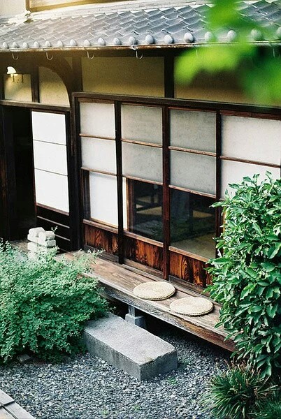 日本京都私宅都有一个小园林，名做坪庭。面积最小不超过一坪（3.3平方米），精致空间美学领略四季变幻，太精致好看了！［by白裙子.］