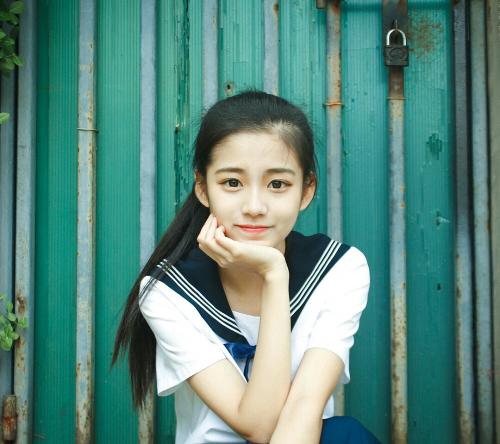 为你解冻冰河
为你做一只扑火的飞蛾
为你辗转反侧
为你放弃世界有何不可？