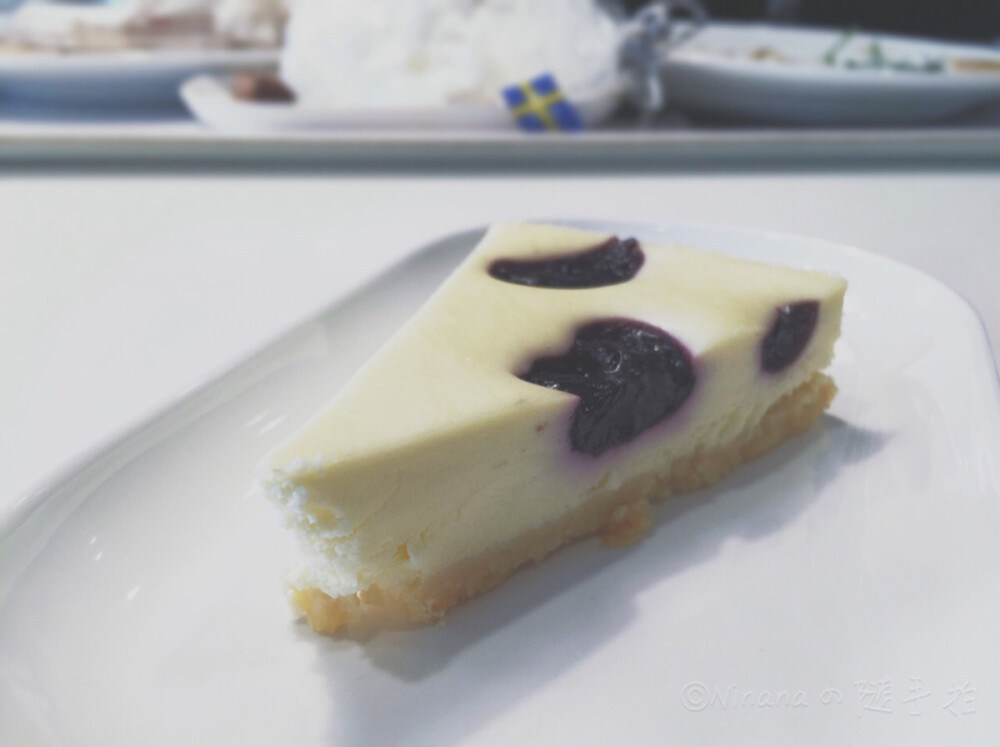 #宜家# #美食# 吃不够 蓝莓乳酪蛋糕（收集或喜欢我照片的 欢迎关注我 专辑里所有照片都是本人努力拍摄调色过的~ 技术渣 但都是诚意出品~）