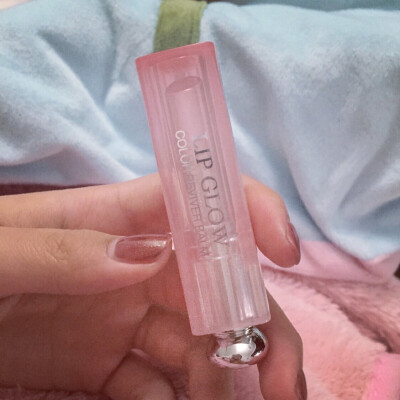 【这是安利！快给我吃！】这完全不用多说啊 dior的变色唇膏 一直回购的:P一直买的粉色 好像现在还有橘色的 下次准备买橘色 找我姐姐韩代200左右 加微信好吗babe