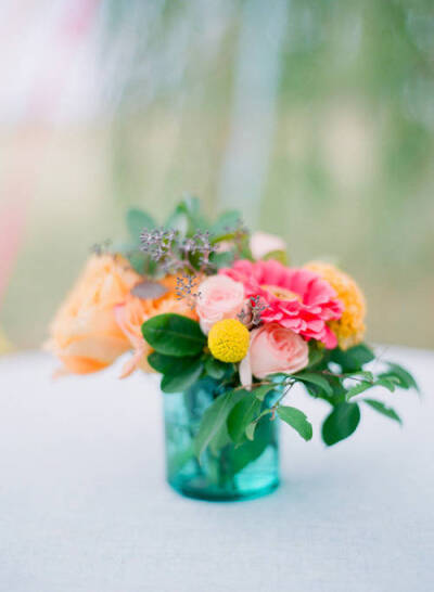 古柳垂堤风淡淡，新荷漫沼叶田田。白羽频挥闲士坐，乌纱半坠醉翁眠。游梦挥戈能断日，觉来持管莫窥天。堪笑荣华枕中客，对莲余做世外仙