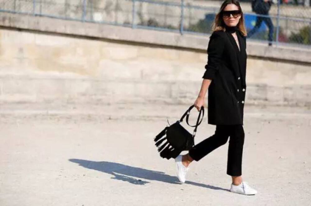 煤灰灰喜欢的❤️永远钟爱一身黑。街头时尚休闲风。大衣搭球鞋和靴子一直是时尚和街拍达人的最爱搭法之一，而将其与一身黑结合，就是这个feel倍儿有范儿。