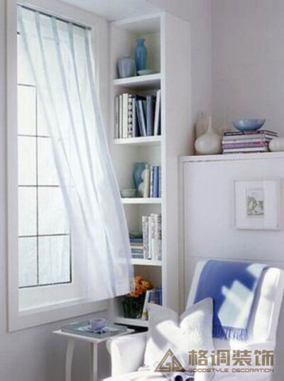 【温馨读书角篇】轻薄的窗帘随窗外吹进的微风而舞动起来，坐在窗边静静地品一杯茶、读一本书，生活的滋味正如此一般美好。