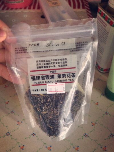 ✨无印良品茉莉花茶✨这是我喝的第二包了(๑>◡<๑)只是因为不想总是喝白开水就买了这个花茶，每天早上泡一壶水到课室～喝水的心情都好起来了～不过花茶的味道比较淡，泡多三四次味道就慢慢的消失了。但是还是好喜欢…