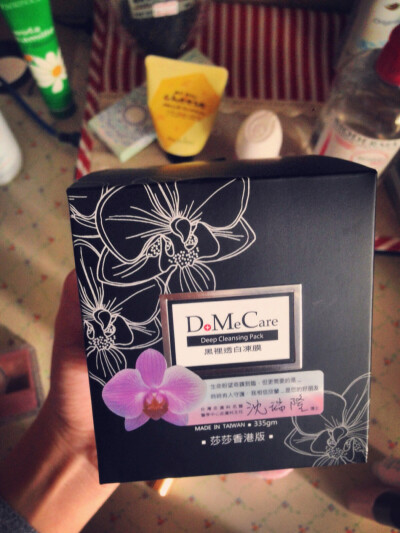 ✨DMC黑里透白冻膜✨购于澳门莎莎，188葡币一罐～一直被安利说这款的去黑头超级腻害！可是我其实没有什么黑头，白头也很少，所以觉得没有那么夸张…但是真的还是有清理出皮肤里面一些脏东西(●･̆⍛･̆●)而且凉凉…