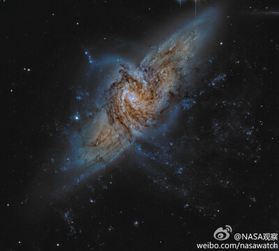 NGC 3314其实是视线上接近完美重叠的二个大型螺旋星系。视觉上，我们几乎正视前景星系，见到了由明亮年轻星团所排出的纸风车外观，然而，在背景星系辉光的衬托下，这个螺旋星系最醒目的结构反而是蜿蜒黝黑的星际尘埃…