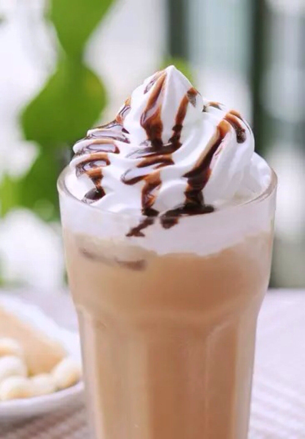『摩卡星冰乐』 用料 巧克力酱 15克 奶粉 5克 速溶咖啡 10克 牛奶