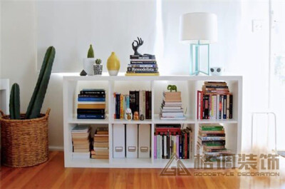 【70平米公寓设计】简单的小柜子，收纳些书籍和工艺品，一点一滴的生活积累，让家充满美好的回忆，淡色系的配置让小户型在视觉上毫无拥挤沉闷的感觉。