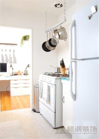 【70平米公寓设计】利用高度空间创造出收纳锅碗瓢盆的挂件，将厨房紧凑的设计在这个小空间里，规整而节约空间。