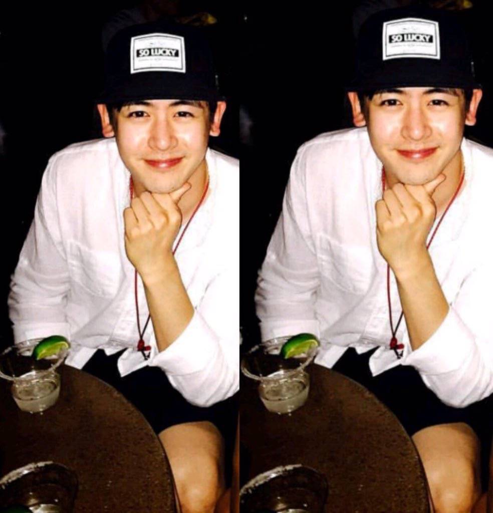 Nichkhun（NichKhun Buck Horvejkul），1988年6月24日出生于美国加利福尼亚州，中泰混血。韩国男子演唱组合2PM成员，歌手、主持人、模特、演员。2006年成为JYPEntertainment旗下练习生。2008年以2PM成员身份正式出道。2011年成为首个在杜莎夫人蜡像馆展出蜡像的韩国歌手。2012年荣获Kerd Awards泰国最具影响力人物，并主演了GTH电影公司7周年的励志片《爱无7限》，取得年度票房第二的成绩。2013年出演中韩合资的电视剧《一又二分之一的夏天》。