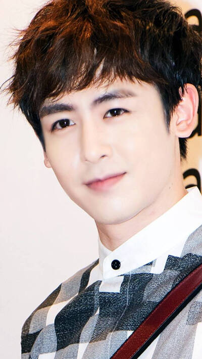 Nichkhun（NichKhun Buck Horvejkul），1988年6月24日出生于美国加利福尼亚州，中泰混血。韩国男子演唱组合2PM成员，歌手、主持人、模特、演员。2006年成为JYPEntertainment旗下练习生。2008年以2PM成员身份正式出道…