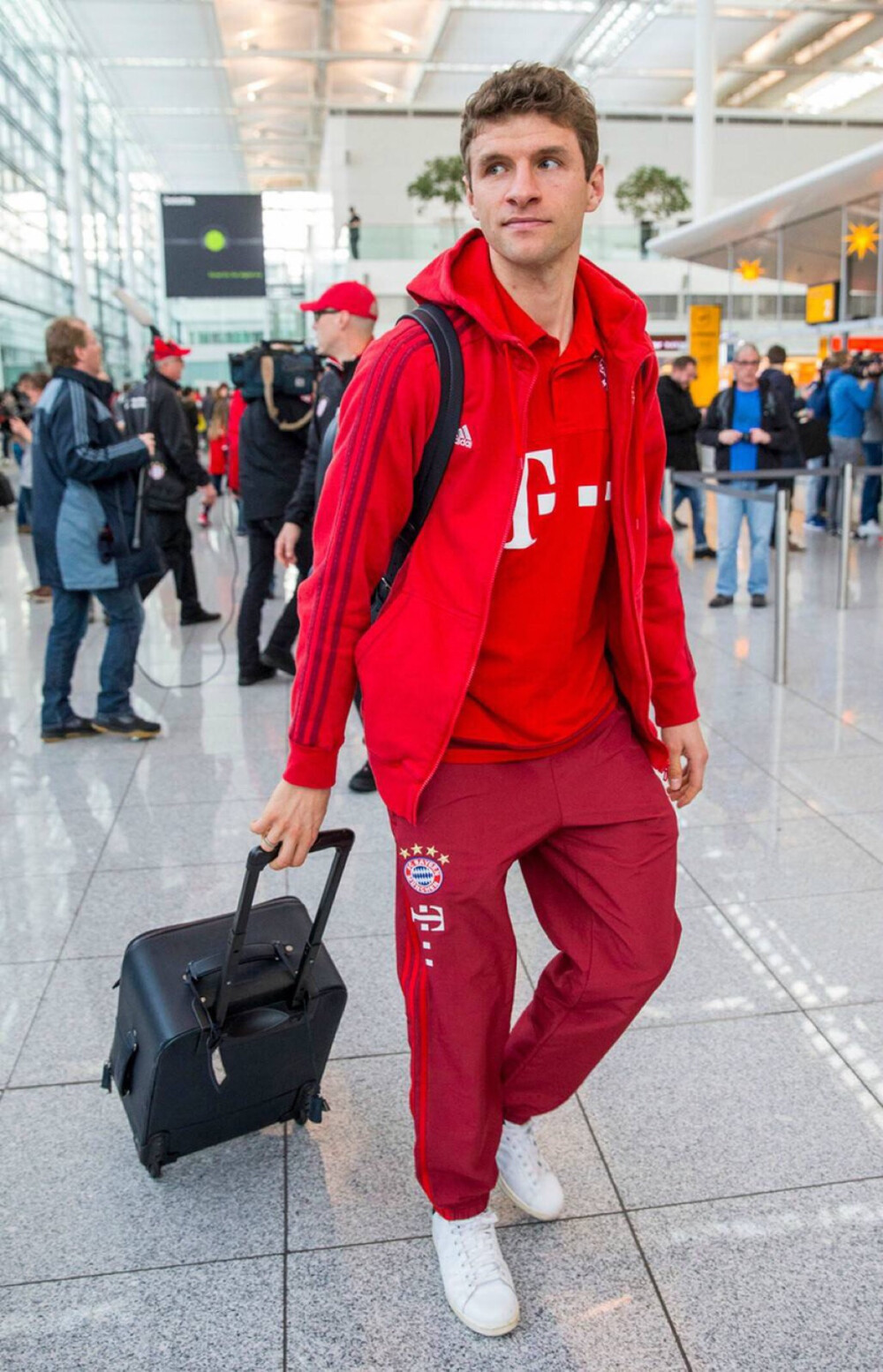 托马斯·穆勒，德国足球运动员，效力于德国足球甲级联赛拜仁慕尼黑及德国国家男子足球队，司职右边前卫、前腰或者前锋。2014巴西世界杯加冕冠军Instagram：transparentvivi