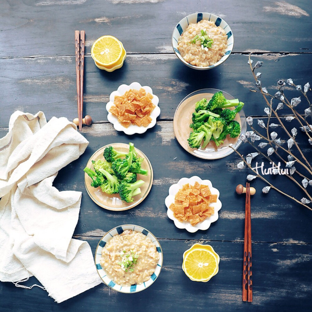 早安，今日早餐：干贝虾米粥+炸脆片+清炒西兰花+橙子。
炸脆片配粥真的很好吃，可以用薄饼皮切成小块小块放油锅里炸，也可以试着用馄饨皮切成小块去炸，炸至金黄捞起即可。
干贝虾米粥做法公众号里回复6查看食谱，这个粥每吃一口里面都是干贝丝，很鲜很香很好吃，虽然比较麻烦，但是成品绝对不会让你失望。公众号:kitchenwu