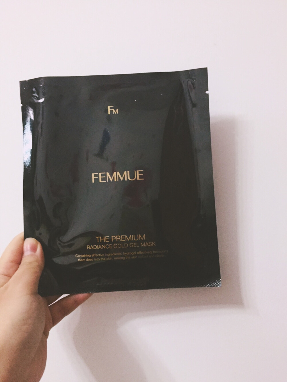 安利一下femmue哒面膜！好啵，这个牌子的东西都挺贵的，不过面膜真的超级好用！5片两百叭，阿姨托人从韩国代购哒，对痘印真的挺有效的！第一次看到质感这么奇特的面膜，软软滑滑还是金色的，感觉有点高大上……比一般面膜敷的时间要久，40分钟以上，但是效果真的不错！痘印有在逐步改善！吃土回购！