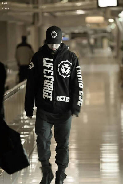 GOT7是韩国JYPEntertainment于2014年推出的男子组合，七名成员包括林在范（JB.）、朴珍荣（Jr.）、段宜恩（Mark）、王嘉尔（Jackson）、崔荣宰（YoungJae）、BamBam、金宥谦（YuGyeom）