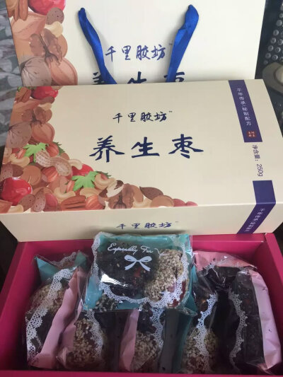 新品发售【千里胶坊养生枣】阿胶补血补气，红枣补血养颜，芝麻含维E抗衰老，延年益寿，杏仁祛痰止咳平喘美白，阿胶杏仁芝麻养生枣，满满都是宝啊。冰箱冷藏。