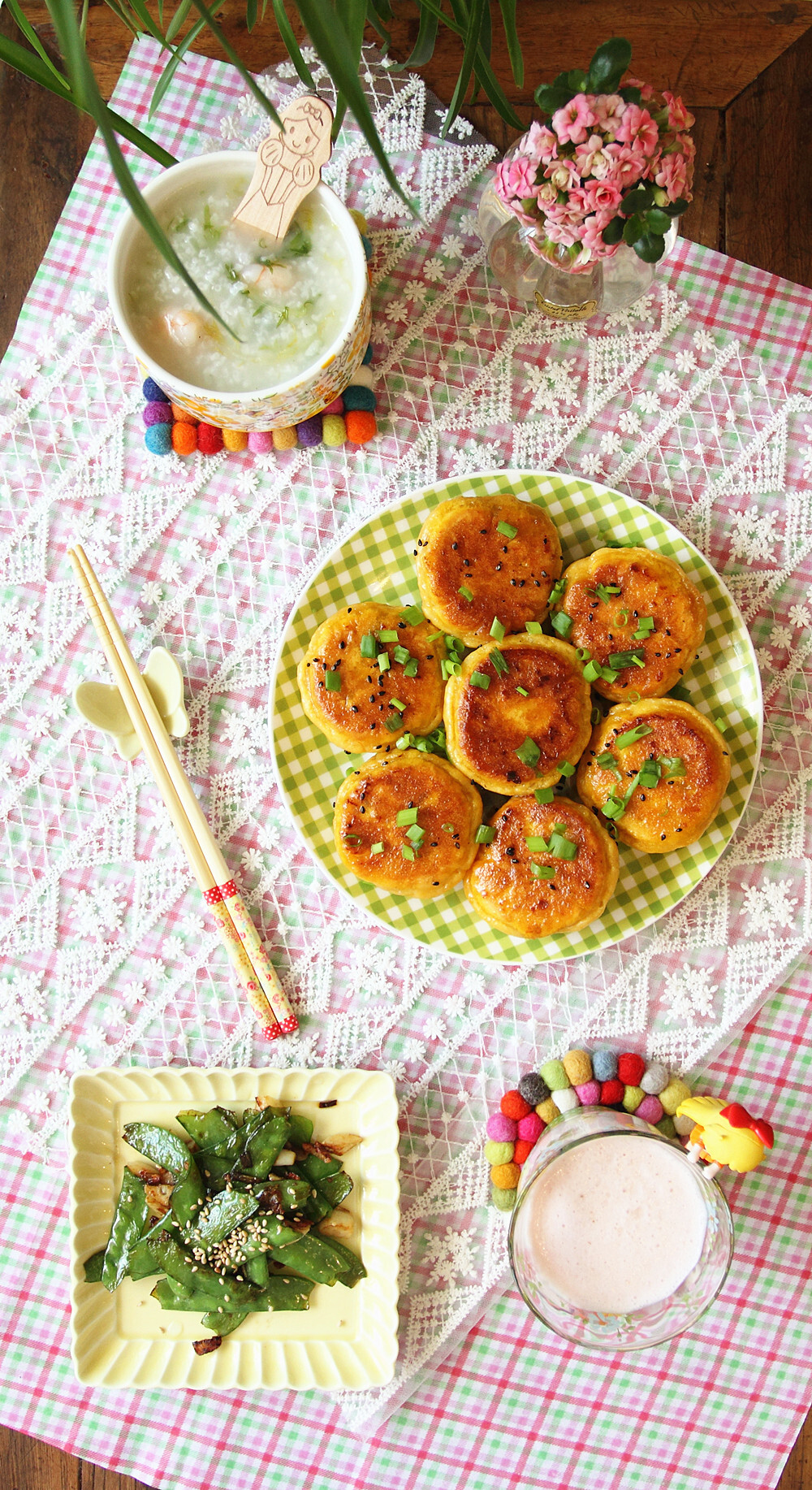 周一早餐：猪肉生煎包+蒜炒荷兰豆+虾仁粥+草莓奶昔。芈月传剧终了剧慌，在厨房包生煎吧。南瓜蒸熟揉到面里，肉馅里加了香菇粉条，薄片大馅包起来，冻在冰箱，早上一煎就好啦，我沾着牛肉酱吃了好多。大米粥用电饭煲预约，早上炒熟虾仁丢进去再煮一会，调味。