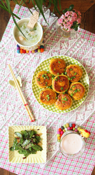 周一早餐：猪肉生煎包+蒜炒荷兰豆+虾仁粥+草莓奶昔。芈月传剧终了剧慌，在厨房包生煎吧。南瓜蒸熟揉到面里，肉馅里加了香菇粉条，薄片大馅包起来，冻在冰箱，早上一煎就好啦，我沾着牛肉酱吃了好多。大米粥用电饭煲…