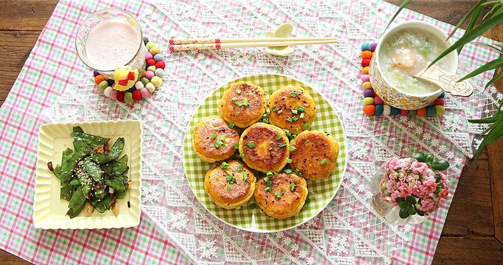 周一早餐：猪肉生煎包+蒜炒荷兰豆+虾仁粥+草莓奶昔。芈月传剧终了剧慌，在厨房包生煎吧。南瓜蒸熟揉到面里，肉馅里加了香菇粉条，薄片大馅包起来，冻在冰箱，早上一煎就好啦，我沾着牛肉酱吃了好多。大米粥用电饭煲预约，早上炒熟虾仁丢进去再煮一会，调味。