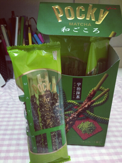 pocky抹茶味的巧克力棒 超浓抹茶味 好甜 里面长这样