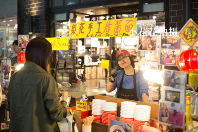 街头夜市， 鳞次栉比的商店和摊位，招徕中国游客的汉字招牌