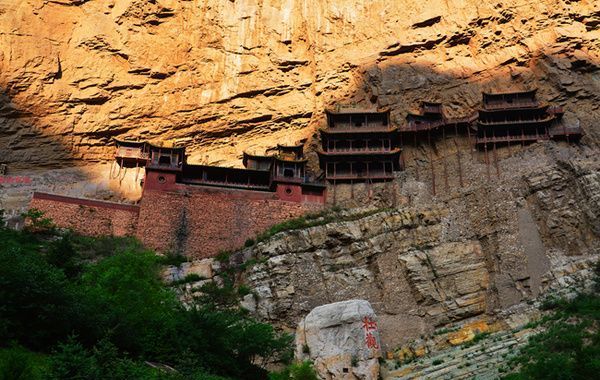 恒山悬空寺，位于山西省大同市浑源县北岳恒山的金龙峡。