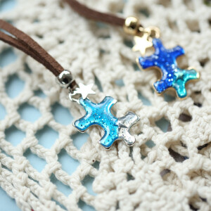 特拼凑星空 。 童趣风格 滴油合金拼图 绒绳长项链 毛衣链