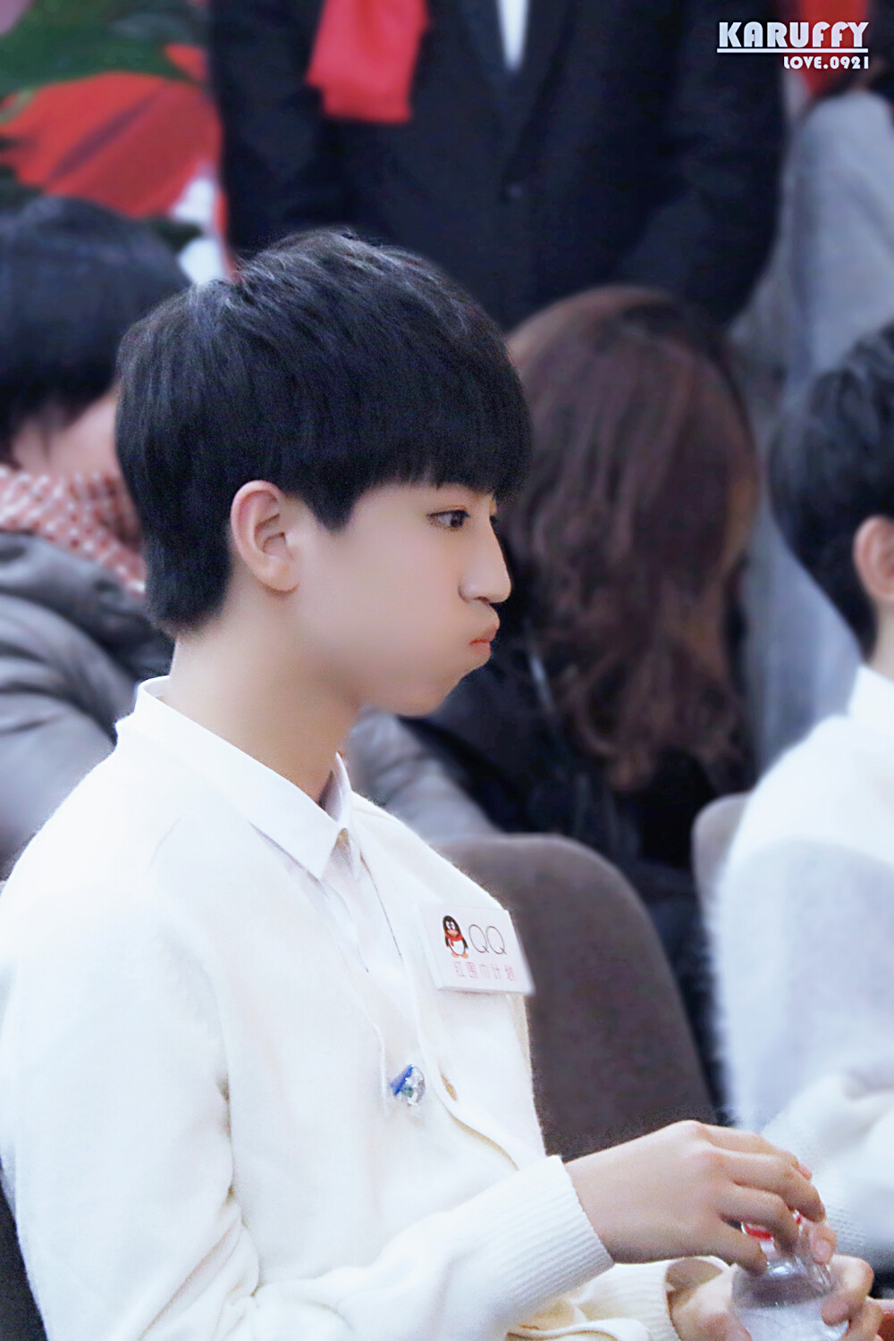 #王俊凯# #TFBOYS王俊凯# #TFBOYS# 151130 QQ空间红围巾公益活动 cr：说好的Karry呢