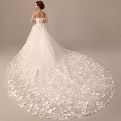 婚纱是一段记忆，也是每个女孩子的梦。童话中的公主就是穿着美丽的蓬蓬裙，永远都是最美丽的一面。每个女孩子都有一个梦想，梦想自己永远都是世界的焦点，有一个永远爱护自己的男人。