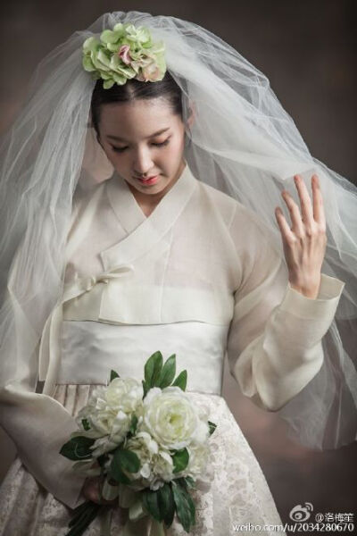当代改良的韩式婚纱