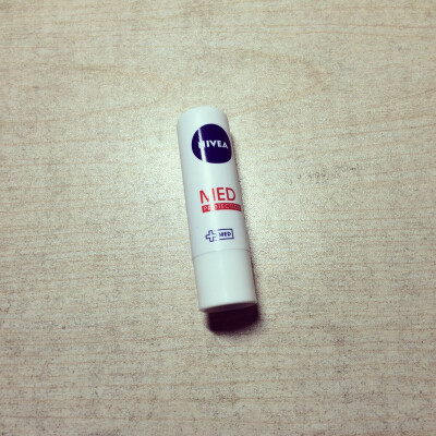 nivea•去年上半年买的一支唇膏了，期间又买过很多其他的，但用来用去还是这个最常用。对于我来说滋润度什么的都刚！刚！好！特别棒！