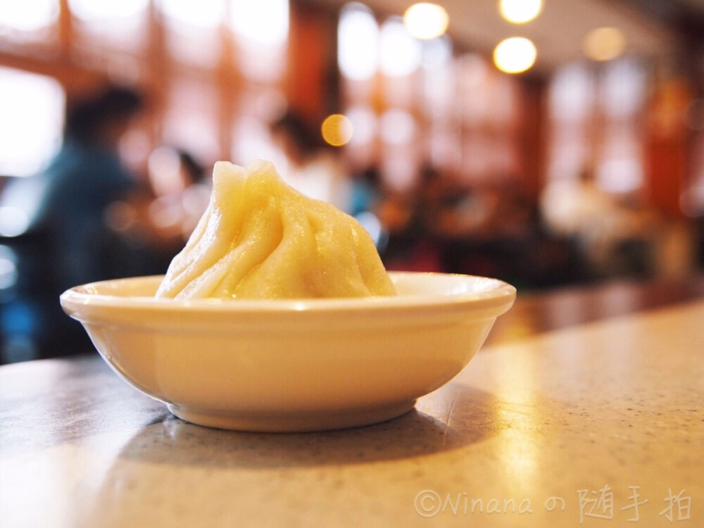 #美食# 蟹粉小笼（收集或喜欢我照片的 欢迎关注我 专辑里所有照片都是本人努力拍摄调色过的~ 技术渣 但都是诚意出品~）