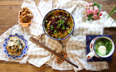 周三早餐：臊子面+麻酱茄子+鸽子蛋白菜汤+红糖全麦萨琪玛。今天吃香喷喷拌面，底料调好放上干面，顶部满满滴臊子肉酱，拌起来，一碗瞬间吃光光。用奶白菜做汤，打一个鸽子蛋进去，鲜美营养。妈妈想吃萨琪玛，试着给…