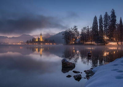  斯洛文尼亚布兰德湖边的景致，如仙境一般的冬日清晨