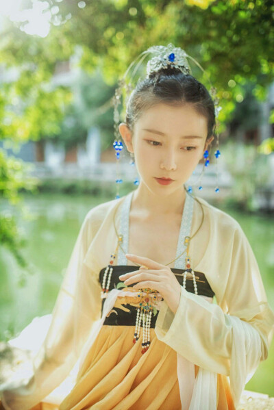 ｛汉服，美人，弥秋姑娘｝《山有扶苏》年代:先秦 作者: 诗经 山有扶苏，隰有荷华。不见子都，乃见狂且。山有乔松，隰有游龙。不见子充，乃见狡童。