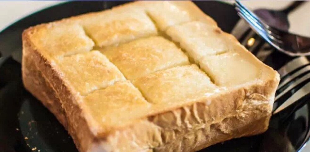 黄油砂糖厚多士 Butter&Sugar Brick Toast
原料：
厚土司、砂糖、黄油
步骤：
①厚吐司正反两面用刀割出格纹；
②在吐司上均匀涂抹软化的黄油；
③平底锅加热，放入吐司小火煎至两面金黄；
④装盘撒上砂糖。
Tips：
格纹里也抹上黄油，煎出来更好吃。
