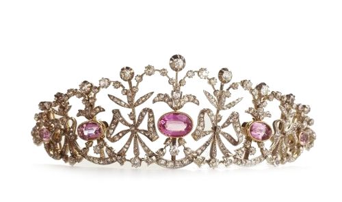 绰美的蝴蝶结头饰C1900金、银、粉红水晶、钻石