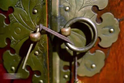 
锁《辞源》曰：“锁，古谓之键，今谓之锁。”《辞海》解释为：“必须用钥匙方能开脱的封缄器”。古锁是民间常见的日用器物见证。古锁种类繁多，有银锁、木锁、铜锁、铁锁、景泰蓝锁等，造型更是千奇百怪，常见的有…