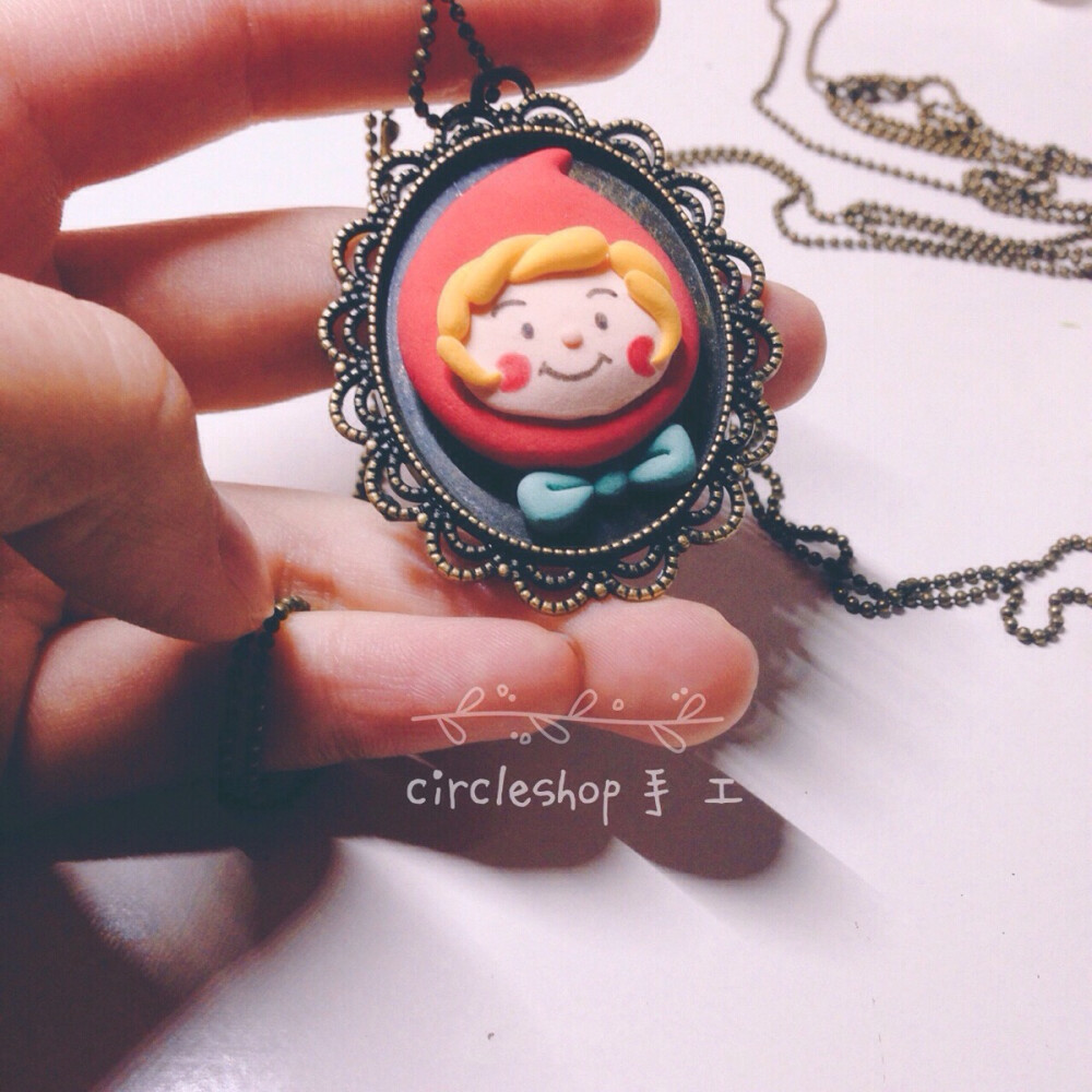 看到别人用羊毛毡做的小红帽 好喜欢 照着做了一个超轻粘土项链