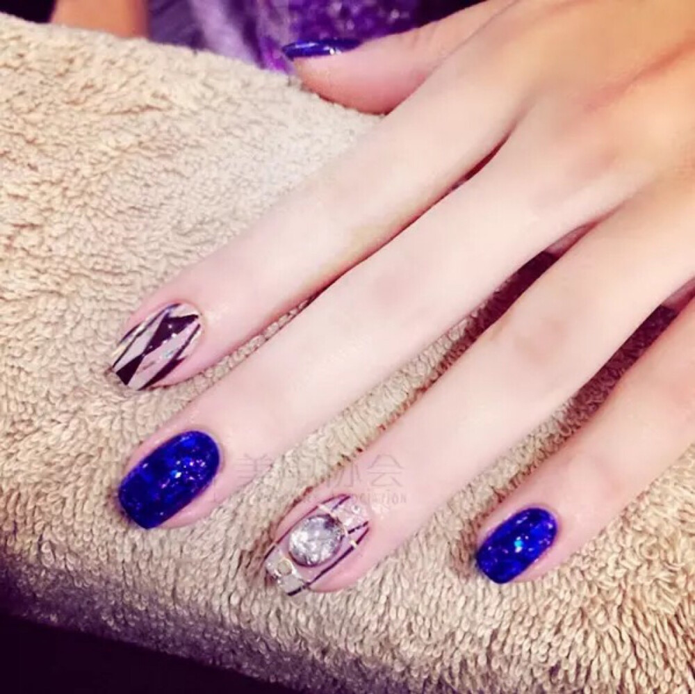 蓝色美甲