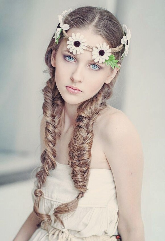 简单的麻花辫，精致的花环，美丽如花仙子。