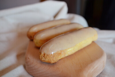 vanilla cream eclair