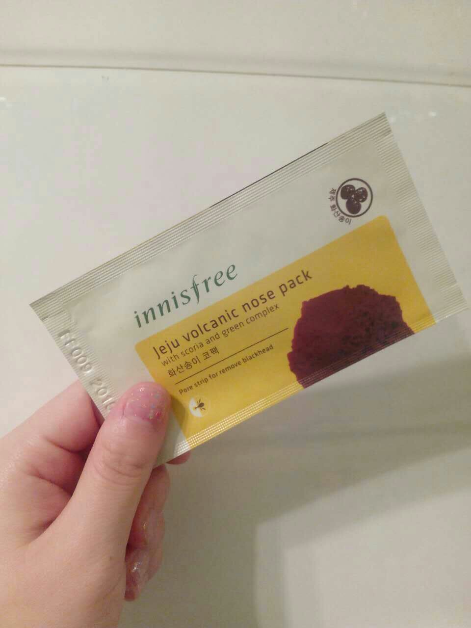 innisfree去黑头贴～买指甲油赠的，这到底是什么鬼，根本不去黑头哒，好不啦？！还好是赠品。。。。