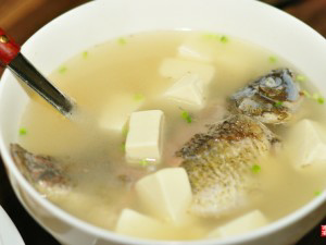 鲫鱼豆腐汤
材料
鲫鱼,内脂豆腐(嫩豆腐),料酒,盐,姜,葱
做法
1、鲫鱼去内脏，去鳞，去鳃，剪去鱼鳍和鱼尾洗净沥干水分。
2、煮锅加水烧开转中火，放入豆腐焯烫3分钟左右捞出切块。
3、炒锅烧温热放油转小火，放入鲫…