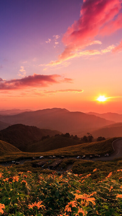 网络壁纸～夕阳西下，景美人美… 太阳 山 壁纸 iphone wallpaper 简约 清新 高清 HD