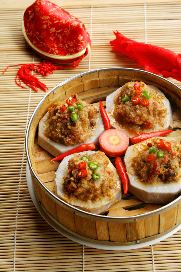 【圆笼芋头蒸肉】做法：1.把五花肉清洗干净，切成块。2.在五花肉内放入米粉、郫县豆瓣、醪糟汁、料酒、白糖、油、花椒面、姜末、精盐，搅拌均匀后，放置1个小时。3.香芋切成大块放在蒸笼里。4.腌制好的肉放在芋头片上面。5.蒸锅内水烧开后放入圆笼，大火蒸40分钟;起锅时撒上香菜、小米辣、香油即可。