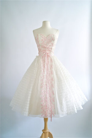 50年代粉白抹胸古董连衣裙。绣花配上粉色丝绒蝴蝶结一直延生到裙边很别致~裙摆层层叠叠但一点不累赘很精致。